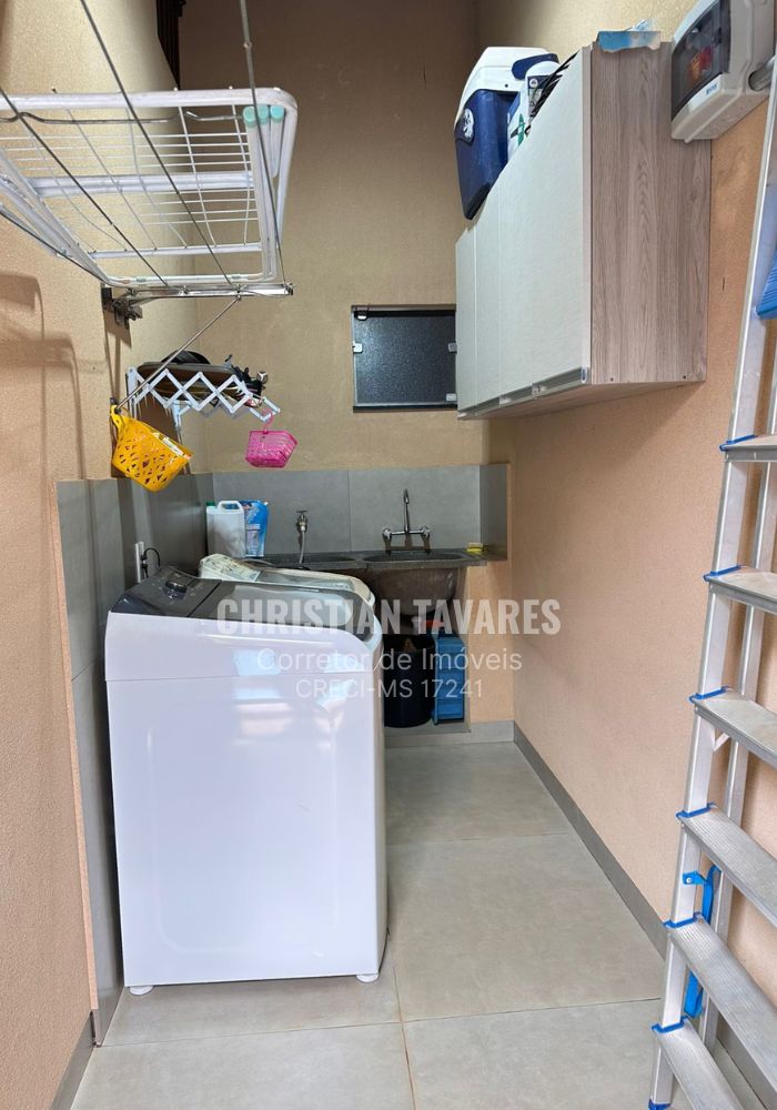 Área de serviço funcional e organizada em casa à venda