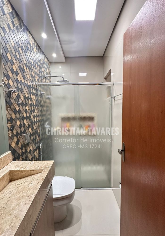 Banheiro social moderno em residência à venda